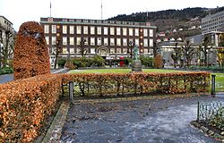 Bergen - Telegrafbygningen fra Byparken i desember.jpg