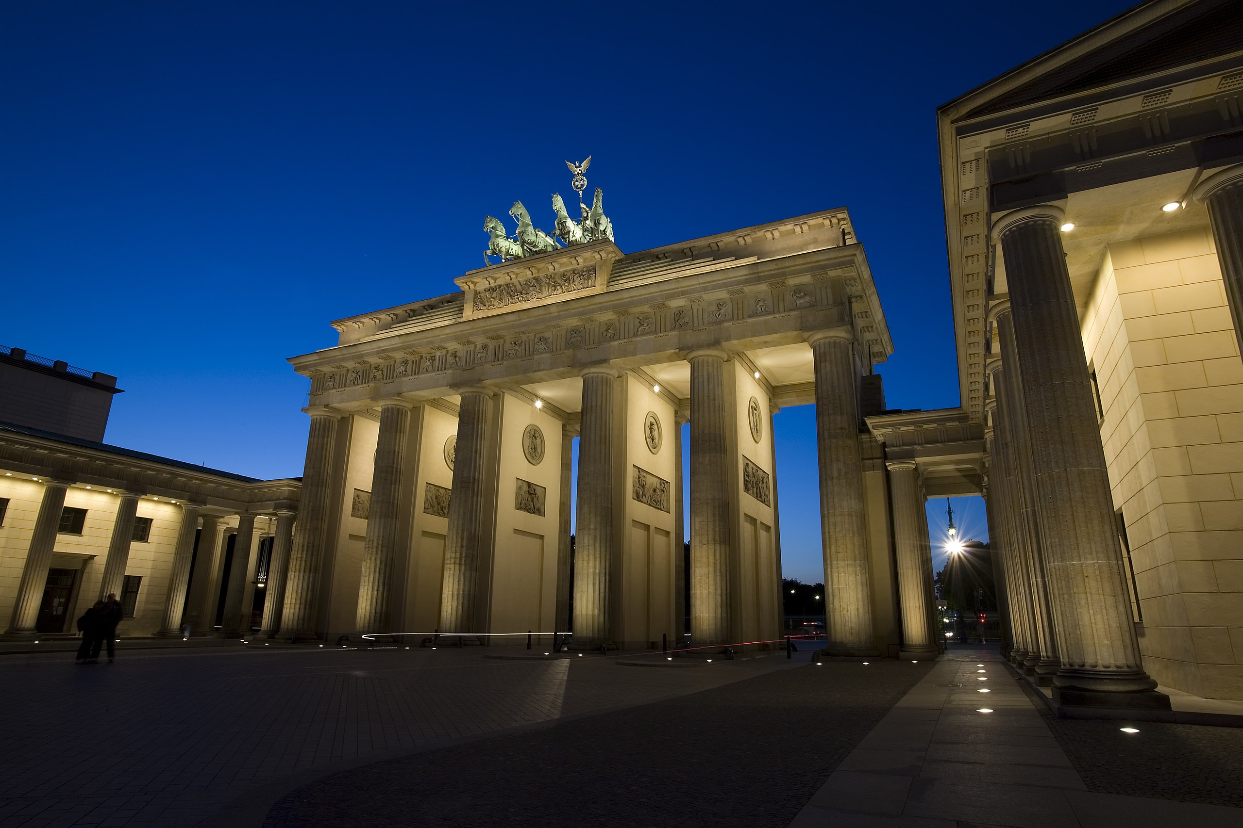 File:Berlin- Brandenburg gate (Brandenburg Tor) at night - 4320.jpg -  Wikimedia Commons