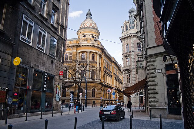 https://upload.wikimedia.org/wikipedia/commons/thumb/e/e4/Biblioth%C3%A8que_universitaire_de_Budapest.jpg/640px-Biblioth%C3%A8que_universitaire_de_Budapest.jpg