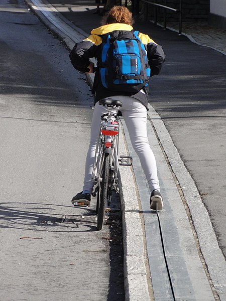 File:Bicycle lift in Trondheim 3.jpg