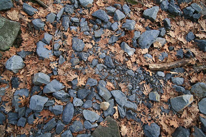 File:Blue Hills blue rocks.jpg