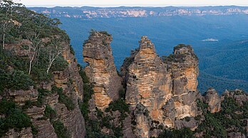 Les rochers des Trois sœurs dans la région des montagnes Bleues (Australie). (définition réelle 3 200 × 1 780*)