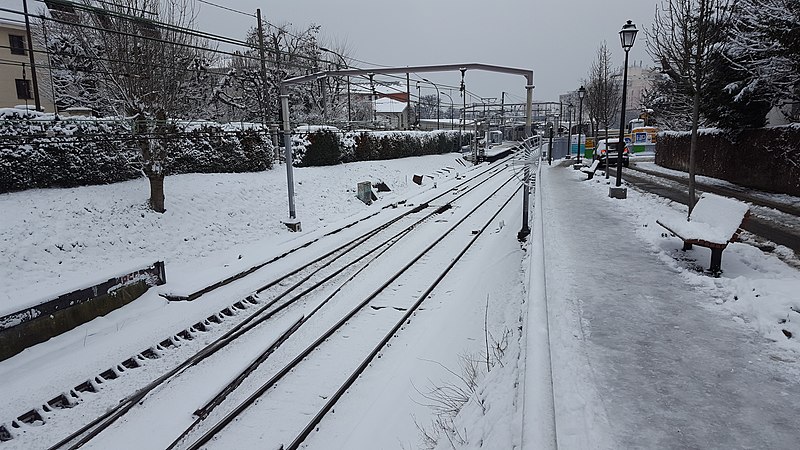 File:Bourg la reine Neige.jpg