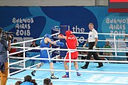 Deutsch: Boxen bei den Olympischen Jugendspielen 2018 Tag 12, 18. Oktober 2018 - Finale Leichtgewicht Mädchen – Oriana Saputo (Argentinien, blau) schlägt Emma Lawson (Australien, rot) 5-0; Ringrichter ist José Romero (Spanien). English: Boxing at the 2018 Summer Youth Olympics on 18 October 2018 – Girls' lightweight Bronze Medal Bout – Oriana Saputo (Argentina, blue) wins over Emma Lawson (Australie, red) 5-0; Referee is José Romero (Spain). Español: Boxeo en los Juegos Olímpicos Juveniles de Verano de 2018 en 18 de octubre de 2018 - Combate de medalla de bronce de las niñas: Oriana Saputo (Argentina, azul) gana a Emma Lawson (Australie, roja) 5-0; Árbitro es José Romero (España).