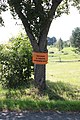 Informační cedule s textem "Tato silnice je v majetku Libereckého kraje" v Bulovce v okrese Liberec.
