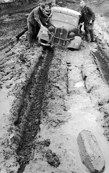 File:Bundesarchiv Bild 101I-140-1220-17A, Russland-Mitte, PKW im Schlamm.jpg