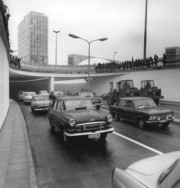 File:Bundesarchiv Bild 183-H0430-0016-001, Berlin, Autotunnel Grunerstraße, Straßenverkehr.jpg