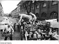 Bundesarchiv Bild 183-P0816-0015, Berlin-Treptow, Altstoffsammlung.jpg