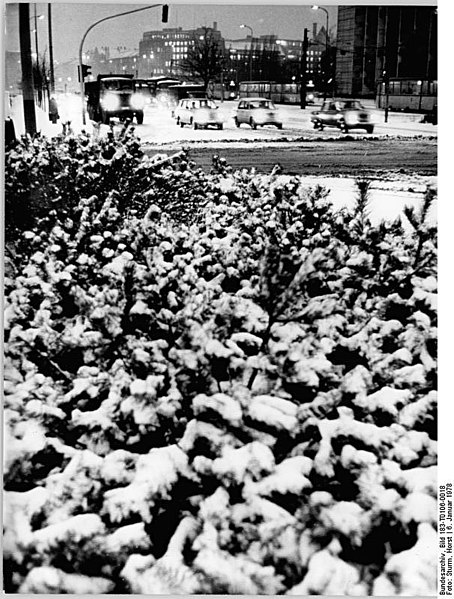 File:Bundesarchiv Bild 183-T0106-0018, Berlin, Straßenverkehr, Winter.jpg