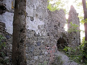The entrance side of the older castle with the remains of the external plaster