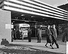 Inkijk in vierde busstation (1963), bestemmingsbord links met vermelding NBM lijnen 20, 30, 32, 33, 37, 38, 40 en de NS-busdienst