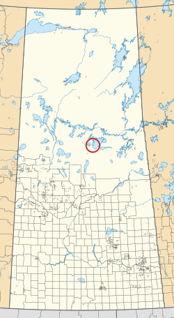 Mapa provincie Saskatchewan zobrazující 297 venkovských obcí a stovky malých indických rezerv. Jeden je zvýrazněn červeným kruhem.