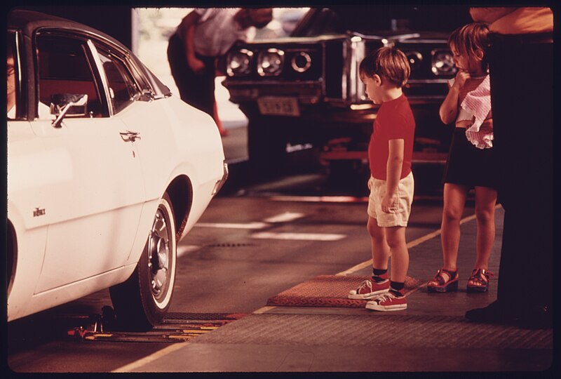 File:CHILDREN WATCH AS THEIR CAR'S BRAKES ARE TESTED AT AN AUTO EMISSION INSPECTION STATION IN DOWNTOWN CINCINNATI, OHIO.... - NARA - 557903.jpg