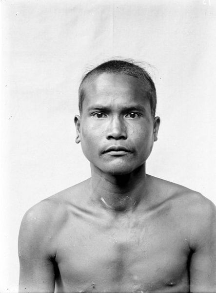 File:COLLECTIE TROPENMUSEUM Portret van een man uit Orahili Nias TMnr 10005787.jpg