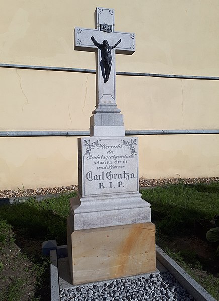 File:Carl Gratza's grave.jpg