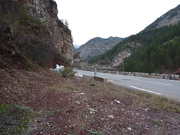 De la casemate, vue vers le nord sur la route venant de Guillaumes en rive droite (ouest) du Var.