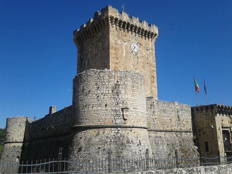 File:Castello Piccolomini di Ortucchio3.jpg