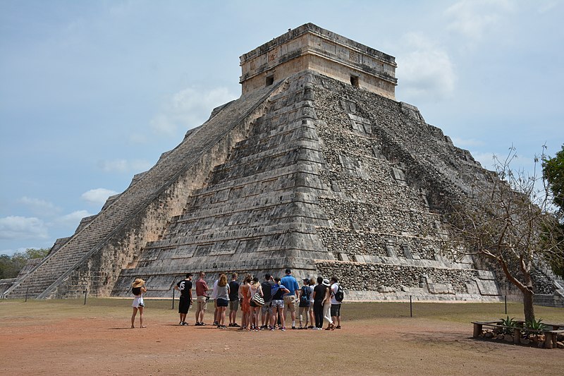 File:Castillo in Chichén Itzá. Mexico (13).jpg