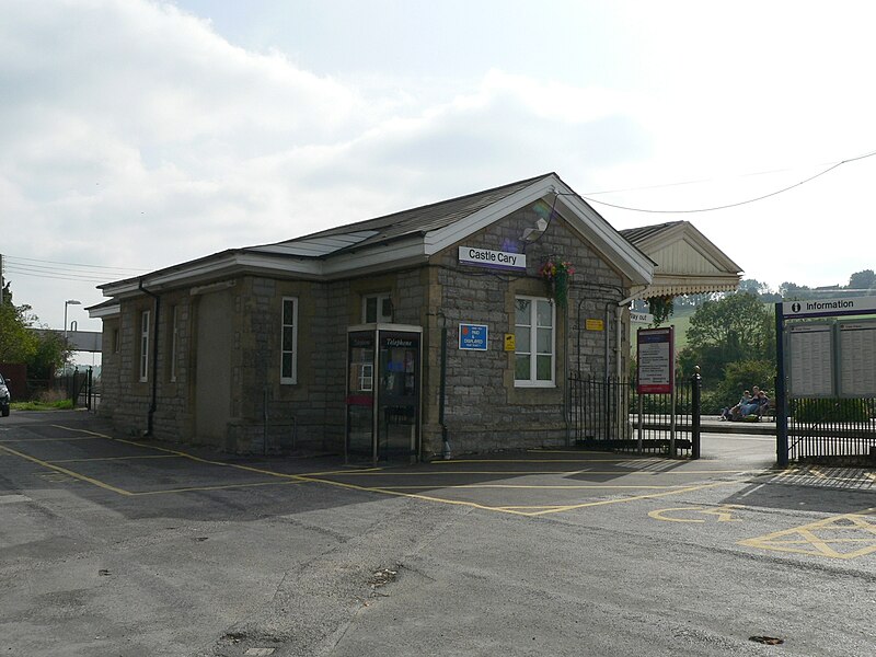 File:Castle Cary station building 01.jpg