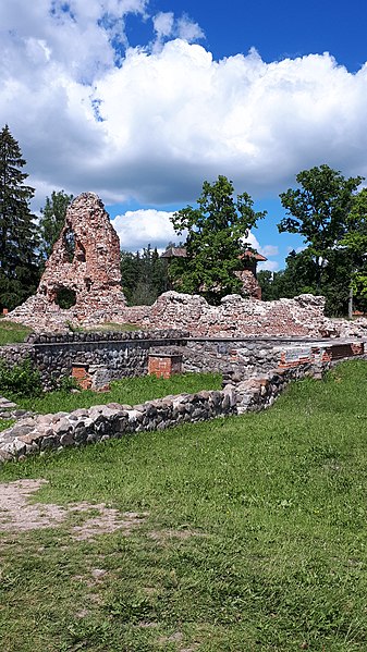 File:Castle in Viljandi, Estonia.02.jpg