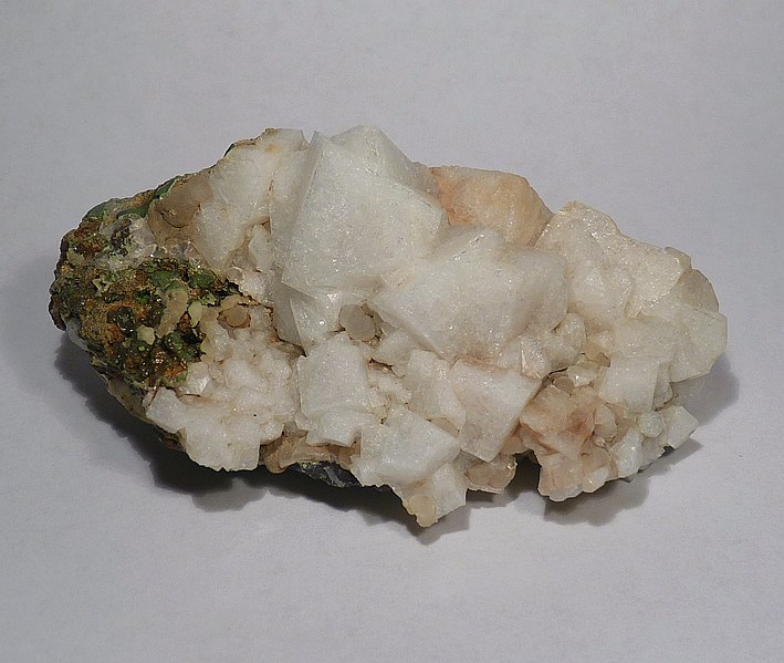 File:Chabazite-452747.jpg