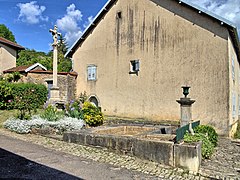 La fontaine et la croix.