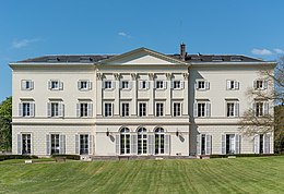 Chateau, HEC Paris, Jouy-en-Josas, widok południowy 20160501 1.jpg