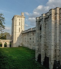 Muro norte y entrada principal del castillo