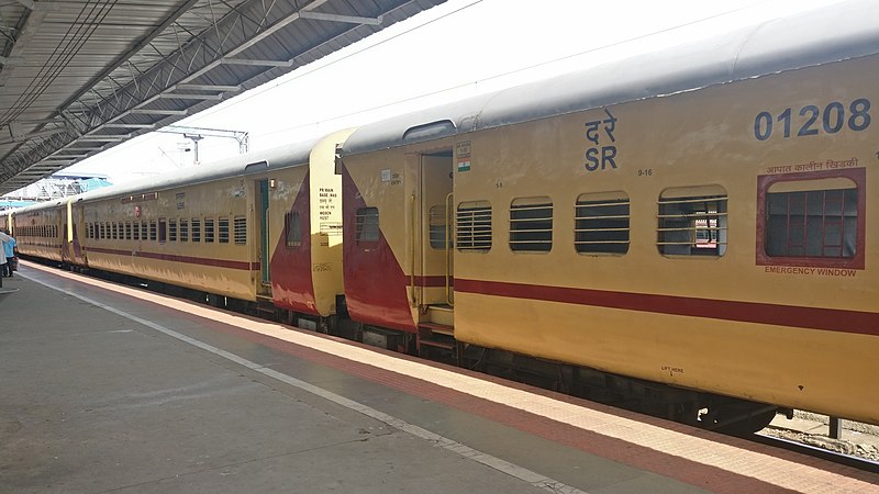 File:Chennai Egome-Kollam Junction express at Kollam, Aug 2019.jpg