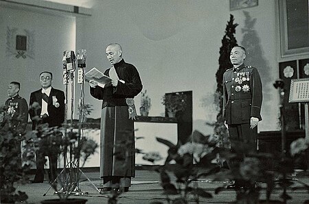 Tập_tin:Chiang_Kai-shek,_Li_Zongren_and_XGOA_microphone_19480520.jpg