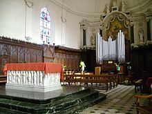 Le chœur de l'église avec le retable baroque du XVIIe siècle.