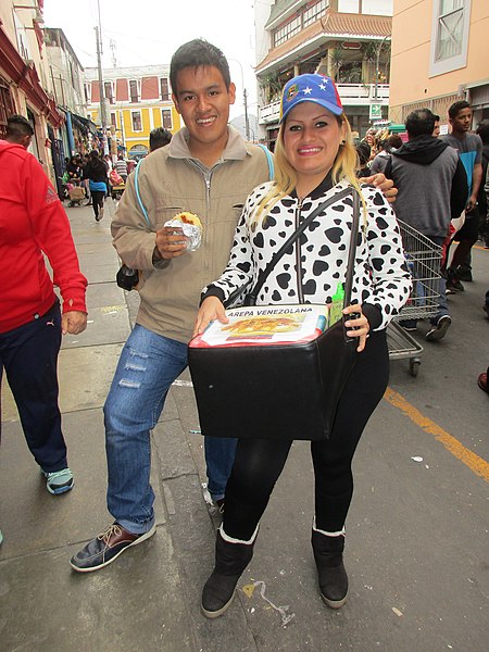 File:Ciudadano peruano con inmigrante venezolano en Gamarra.jpg