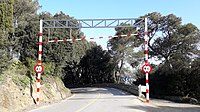 Limitació de gàlib a la carretera de Santa Creu d'Olorda, al coll de Can Pasqual.