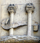 Емблема імператора Карла V в міському залі Севільї.