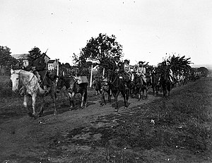 Coluna da Cavalaria Gaúcha passando por Itararé em julho de 1932.jpg