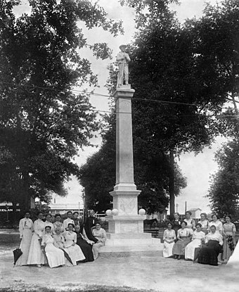 United Daughters of the Confederacy members seated around a Confederate monument in Lakeland, 1915