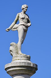 Statue d'une femme nue semant.