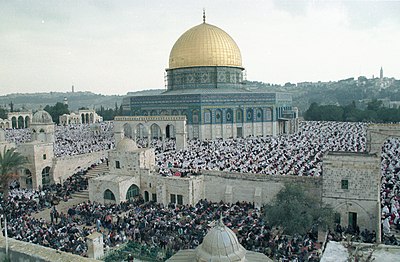 Orang-orang sholat di komplek Masjid Al-Aqsa pada Ramadan tahun 1996.