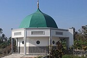 Banjar: Bagian luar Kubah Syekh Muhammad Amin bin Ya'qub atawa Datu Amin, ulama matan Banua Anyar, Banjarmasin, Kalimantan Salatan. Bahasa Indonesia: Bagian luar Makam Syekh Muhammad Amin bin Ya'qub atau Datu Amin, ulama dari Banua Anyar, Banjarmasin, Kalimantan Selatan. English: The outside of the Tomb of Sheikh Muhammad Amin bin Ya'qub or Datu Amin, a cleric from Banua Anyar, Banjarmasin, South Kalimantan.