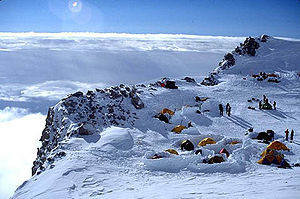 Штурмовой лагерь на западном контрфорсе (West Buttress) (этим маршрутом поднималось большинство экспедиций). Фото 2001 года