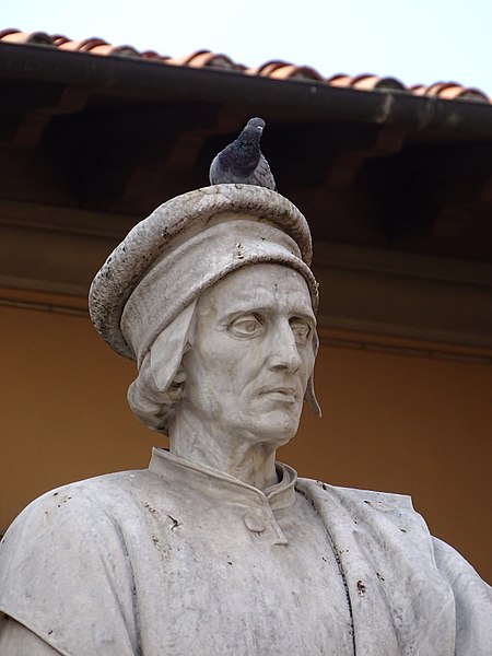 File:Dettaglio statua Francesco Datini.jpg