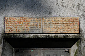 Tafel über dem Eingang der Krypta