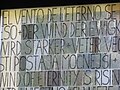 sodobni večjezični napis v vitražu v romarski cerkvi in podružnici Marija v gozdu v Dolini