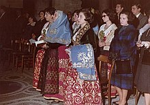 Donne in costume tradizionale albanese, alla parrocchia di San Nicolò dei Greci alla Martorana di Palermo, intonando canti liturgici