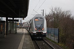 Doppelstock-IC nach Emden Hbf in Gleis 3 des Delmenhorster Bahnhofs (2015)