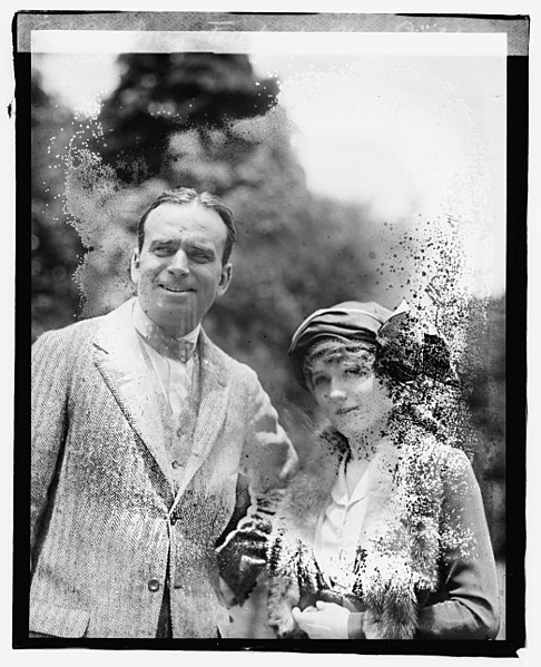 File:Doug. Fairbanks & Mary Pickford LCCN2016828120.jpg