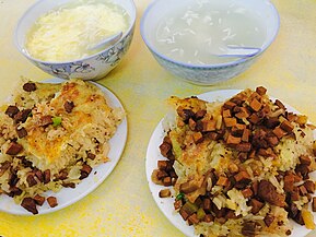Doupi sebagai sarapan disajikan dengan Mijiu (arak beras ketan, kanan atas) dan eggnog (kiri atas)