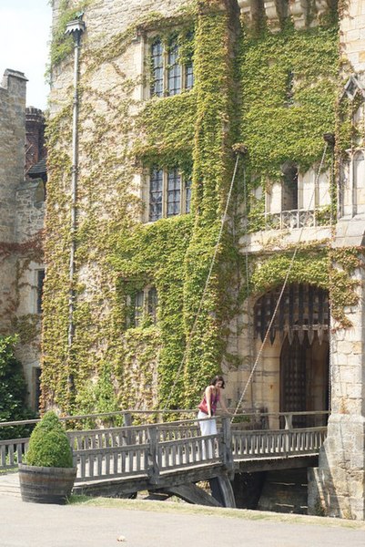 File:Drawbridge at Hever Castle, Hever, Kent - geograph.org.uk - 1382217.jpg