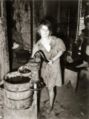 1939 లో ఒక్లహామాలో ఒక బాలుడు తోడుతున్న హ్యాండ్ పంపు