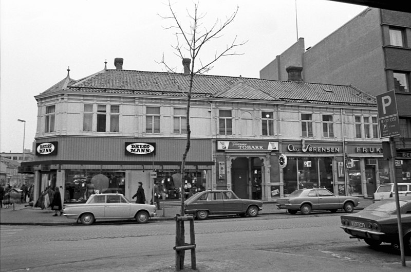 File:Dressmann og Chr. Sørensen tobakksforretning (1972) (15338996412).jpg